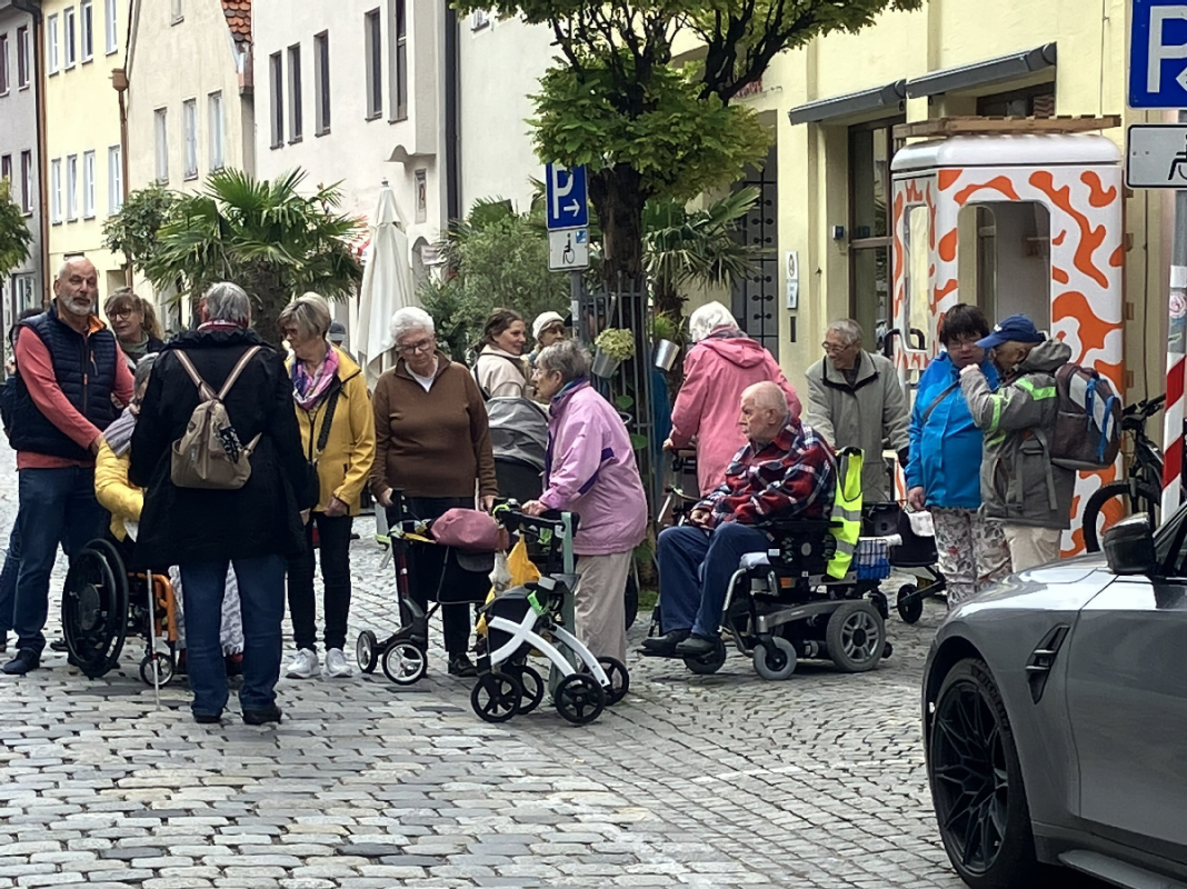 Rege Teilnahme am Stadtrundgang im Rahmen des „Inklusiven Aktionstages“ der Freiwilligenagentur Knotenpunkt (Foto: Helga Holzhausen)